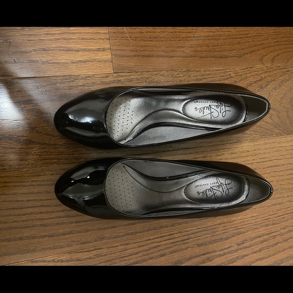 Short black shiny heels size 8 - Picture 3 of 6